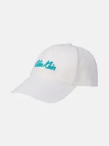 Gorra de sarga de algodón en color blanco, con visera curva y logo de Calvin Klein bordado en color turquesa en la parte frontal. Cuenta con cierre metálico ajustable en la parte posterior.