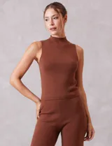 Top sin mangas color marrón con brillo, de cuello alto y corte ajustado.