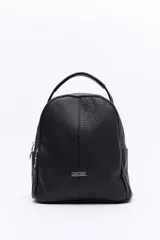 Mochila negra de cuero sintético texturizado, con doble compartimento principal con cierre metálico, bolsillos laterales y manija superior. Incluye correas regulables.