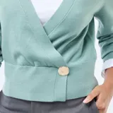 Sweater de punto color verde menta con diseño cruzado tipo cárdigan, escote en V y puños acanalados.
