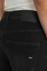 Pantalón de jean negro de corte recto y tiro alto.