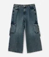 Pantalón de jean wide leg color azul, de tiro medio con bolsillos cargo laterales y diseño amplio en las piernas.