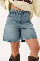 Bermuda de jean celeste, tiro alto y corte holgado.