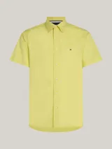 Camisa amarilla de manga corta con cuello abotonado y logo de Tommy Hilfiger bordado en el pecho.