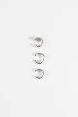Set de tres earcuffs plateados de diseño abierto, fabricados en aleación de zinc.
