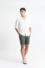 Camisa blanca de manga corta, corte oversize y cuello clásico.