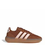 Championes urbanos Adidas modelo Barreda Decode, color marrón con detalles en rosado claro. Presentan una combinación de gamuza y material sintético, con las icónicas tres tiras laterales y una suela de goma translúcida en tono marrón.