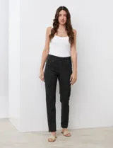 Jegging de algodón elastizado Ruby Rd color negro, de tiro alto con pretina ancha elastizada, bolsillos frontales simulados y bolsillos traseros funcionales.