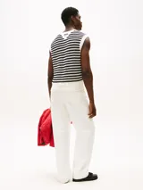 Chaleco de punto calado a rayas horizontales blancas y negras, con cuello redondo y logo de la marca bordado en el pecho.