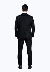 Ambo de fiesta Florenzi modelo Selvino, corte slim fit. Incluye saco con solapa en punta de raso, un botón frontal y botones forrados, junto con pantalón de vestir al tono. Presenta un sutil diseño de fantasía en la tela.