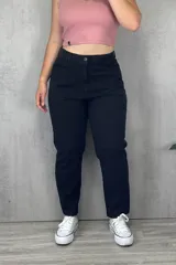 Jean mom de dama color negro, de tiro alto y corte recto.