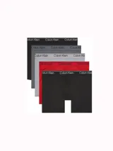 Pack de 5 bóxers tipo slip de algodón en colores negro, gris, rojo y blanco. Todos los bóxers tienen cintura elástica con el logo de Calvin Klein repetido.