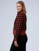 Cárdigan en tejido soft con estampado pata de gallo, marca Philosophy. Escote en V y abertura central con botones ocultos.