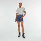 Short de jean azul oscuro, tiro alto, con corte recto y largo hasta medio muslo.