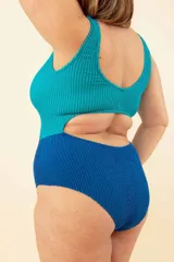 Malla entera combinada de lycra texturizada a rayas, con corte triangular en frente y espalda, y nudo en el escote.