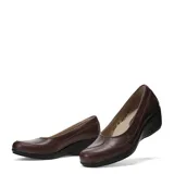 Zapato de cuero color marrón con taco cuña bajo y suela de goma negra. Presenta costuras decorativas en la parte frontal y un diseño de corte clásico.