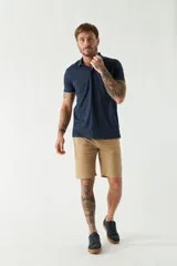 Remera con cuello polo en tejido buttoné, corte regular, logo bordado y mangas cortas.