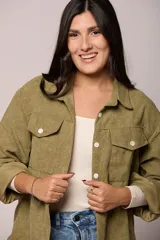 Camisa de pana fina color beige, con cuello clásico, cierre frontal de botones y dos bolsillos con solapa en el pecho.