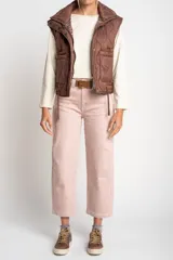 Chaleco acolchado color marrón con cierre frontal y bolsillos laterales.