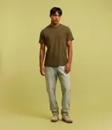 Remera básica de hombre con cuello redondo y mangas cortas, confeccionada en algodón. Presenta un corte regular que se ajusta de forma anatómica al cuerpo.