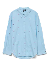 Camisa de manga larga color celeste, con cuello clásico y cierre frontal de botones. Presenta un estampado de cerezas rojas y puños abotonados. Confeccionada en tejido plano de algodón orgánico.