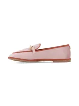 Mocasín de terciopelo color rosado con detalles en marrón, herraje metálico dorado en el empeine y suela plana.