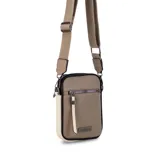 Phone bag color marrón claro con laterales beige, bolsillo frontal con cierre y tirador con flecos. Tiene espacio para celular y billetera, y correa de galón regulable y desmontable.