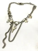 Collar plateado de acero quirúrgico hipoalergénico con dijes colgantes de corazón, estrella y candado.