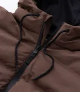 Campera puffer deportiva Get Over, color negro, con diseño sin costuras, cierre frontal por cremallera y capucha con cordón ajustable. Presenta puños elásticos y diseño acolchado.