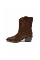 Bota estilo texana de caña media, color negro, con costuras decorativas y bordados en tono sobre tono. Cuenta con taco bloque y puntera perfilada.