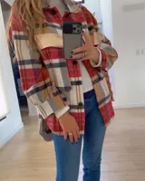 Sobre camisa a cuadros con bolsillos frontales con solapa en cuero.