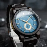 Reloj Chenaut Saphir d’Ébène con movimiento de cuarzo, caja y malla de madera de ébano, esfera azul zafiro con detalles dorados, cristal Hardlex resistente a los arañazos y cierre oculto con botón.
