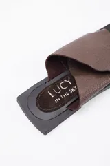 Sandalia tipo chata de cuero vacuno marrón, con diseño de tiras cruzadas y suela plana.