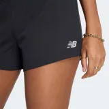 Short de running negro con cintura elástica y cordón ajustable. Presenta tejido perforado y elástico en cuatro direcciones, con slip interior sin costuras para mayor sujeción y comodidad.