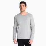 Primera capa de manga larga Merrell, color gris, con cuello redondo y logo estampado en el pecho. Presenta costuras planas y orificios para el pulgar en los puños.
