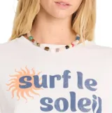 Remera Billabong de manga corta color blanco, de corte holgado y diseño casual. Cuenta con un estampado frontal con la leyenda "Surf le soleil" y un gráfico de sol en tonos azul y naranja.