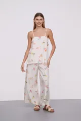 Blusa de viscosa con breteles finos, diseño holgado y estampado veraniego con motivos marinos y frutales.
