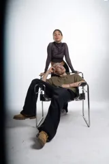 Remerón de jersey pesado color verde oliva, con cuello redondo y manga corta. Presenta un estampado sutil en el pecho y un estampado más grande en la espalda.