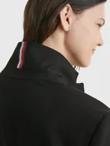 Americana de traje con botonadura sencilla, confeccionada en viscosa elástica. Presenta solapas con muescas, cierre de un botón, dos bolsillos con solapa en la cintura, puños con cuatro botones y abertura trasera. El diseño es totalmente forrado y de corte clásico.