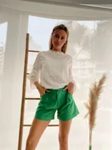 Short verde de lino, con tiro alto y ruedo doblado.