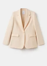 Blazer de diseño recto y estilo sastrero, color beige, confeccionado en mezcla de lyocell y poliéster. Cuenta con cuello en pico con solapas de muesca, manga larga, bolsillos delanteros con solapa y cierre frontal de un botón.