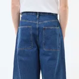 Pantalón de jean con corte baggy, de tiro medio y pierna ancha, en color azul clásico con costuras a tono.