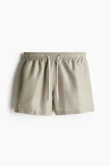 Short de baño con estampado geométrico, cintura elástica con cordón ajustable, bolsillos laterales y bolsillo trasero con cierre autoadherente. Incluye suspensor interior de malla.