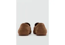 Mocasines de gamuza color marrón claro, con detalle de antifaz en el empeine y costuras visibles.