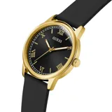 Reloj analógico Guess con caja de acero inoxidable en tono dorado y esfera negra con números romanos. Cuenta con una malla de silicona negra y movimiento de cuarzo.