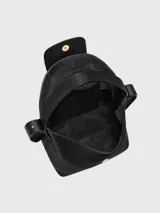 Cartera bucket de cuero marrón texturizado, con solapa frontal con cierre de botón a presión metálico dorado, asa corta superior y correa cruzada ajustable.