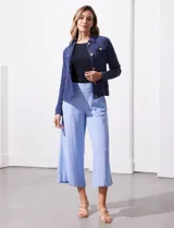 Campera Dash de algodón con textura tipo gasa, cuello solapa, cierre frontal con botones y bolsillos delanteros con solapa.
