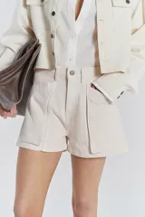 Short color crudo de tiro medio-alto con bolsillos plaqué en el delantero y recortes centrales en delantero y espalda.