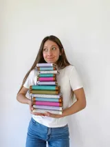 Billetera pequeña con cierre metálico, cuerpo principal en tejido texturizado color fucsia y detalles en cuero marrón con textura de reptil. Posee un parche de cuero claro con la palabra "chowie" escrita a mano.