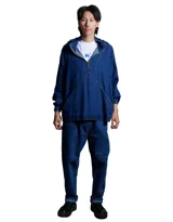 Canguro con capucha de denim azul con cierre parcial frontal con cremallera. Tiene mangas largas con puños elásticos y cintura con cordón ajustable.